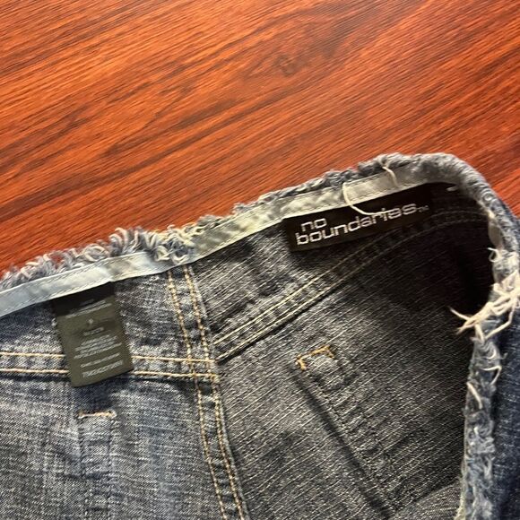 No boundaries distressed cut off denim shorts. Size 9. - Picture 7 of 8